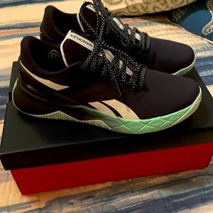 Reebok women’s nanoflex TR shoes 7.5 navy and great condition